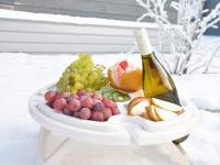 Винный столик из дерева с фруктами и бутылкой вина