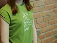 Модная зеленая футболка из натурального хлопка, с тематическими принтом "Алтай".