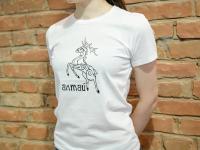 Девушка в белой футболке с этно логотипом Алтай
