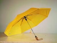 Ярок-желтый зонт с деревянной ручкой